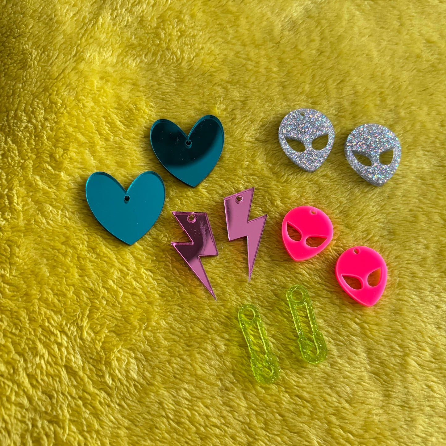 Mystery bag - set of 5 mini charms (no hoop)